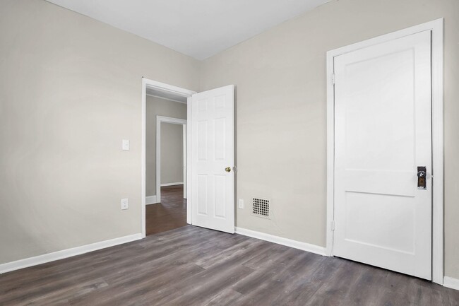 Building Photo - Updated 3 Bed Home