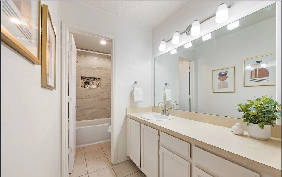 Building Photo - 6630 Parkview Ln