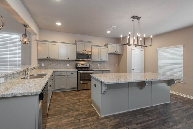 Building Photo - NOW PRE-LEASING for August 2026! 5 Bed/5.5...