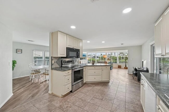 Building Photo - 106 Lazy River Rd