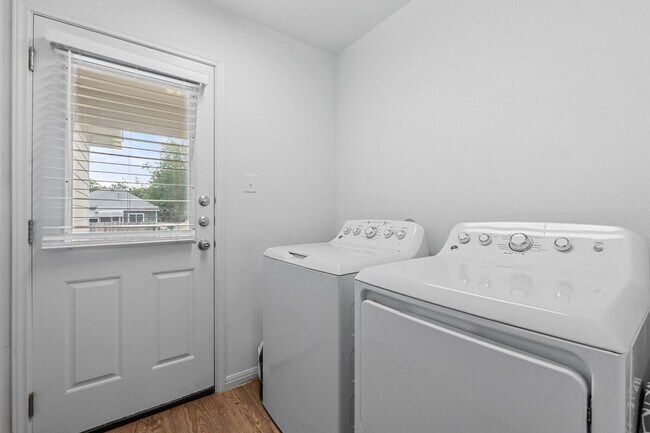 Building Photo - 404 Sloan St