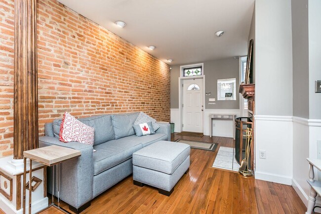 Building Photo - Amazing 3 bed 2 bath with a roof top deck ...