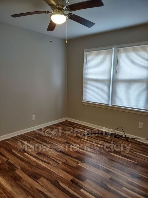 Building Photo - 1305 5th Pl NW