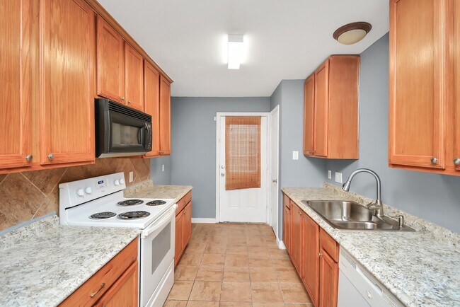 Building Photo - 11899 Algonquin Dr