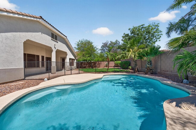 Building Photo - 4385 S Crosscreek Dr