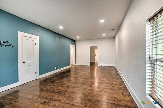 Building Photo - 702 N 8th St