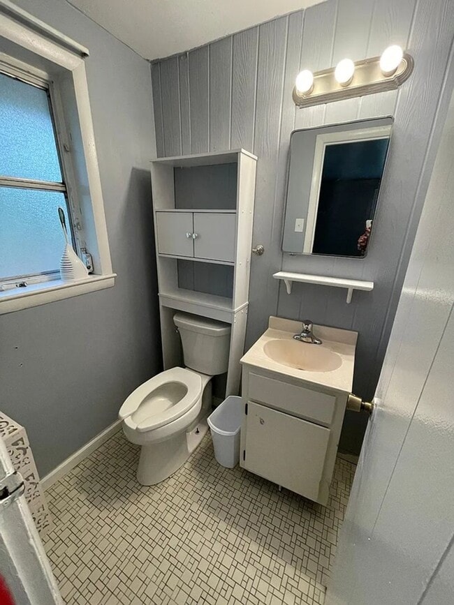 Building Photo - Charming 3-Bedroom 1.5 Bath Cottage-Style ...