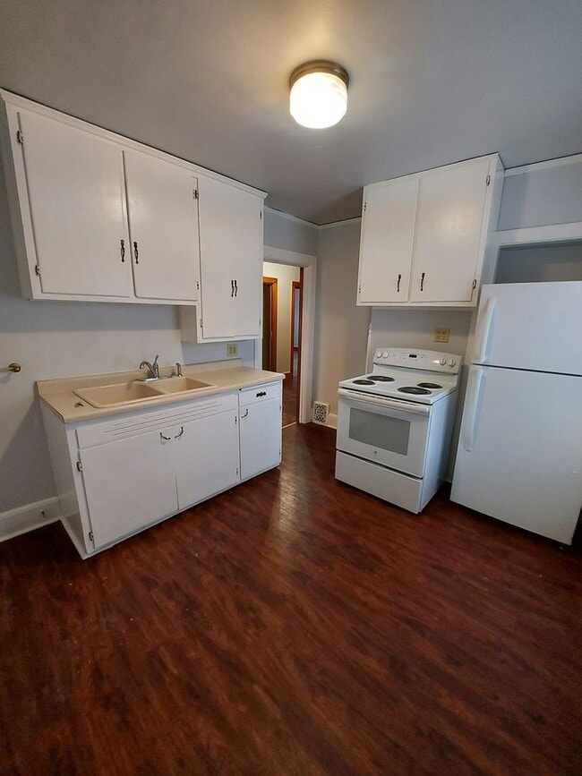 Building Photo - 920 Dousman St