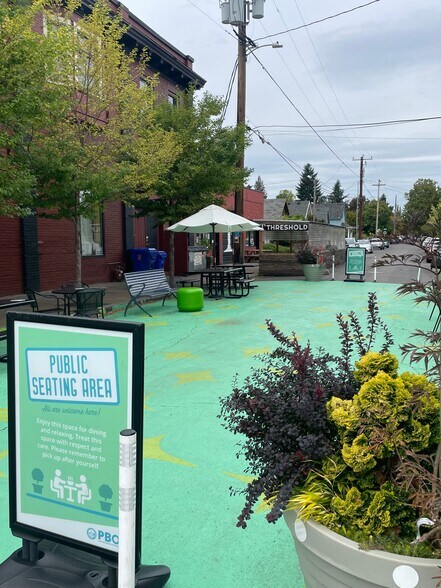 Building Photo - 833 SE 80th Ave