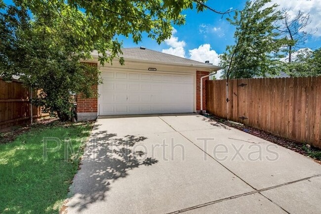 Building Photo - 8101 Hyde Park Dr