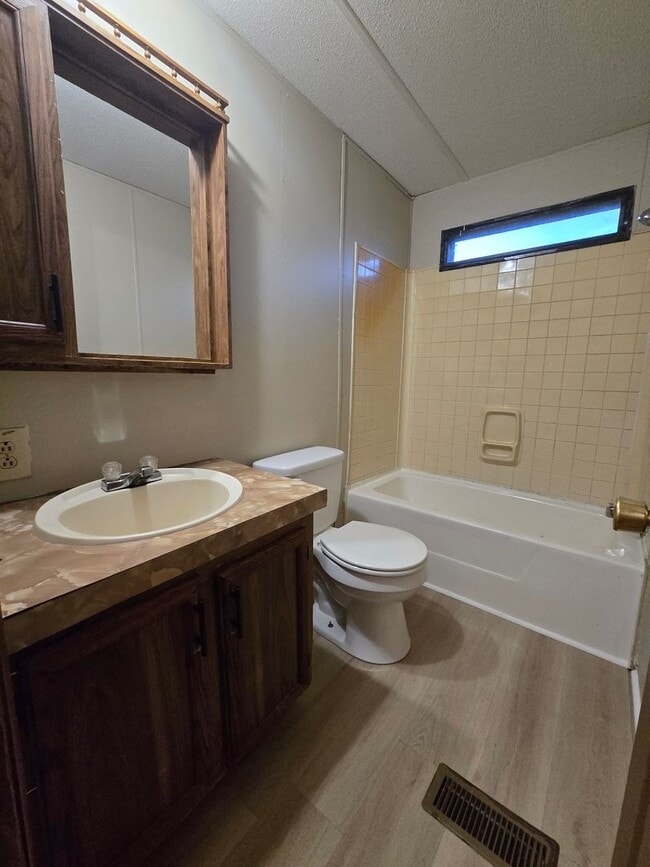 Building Photo - 3 bedroom, 2 bath Mobile Home in Yorktowne