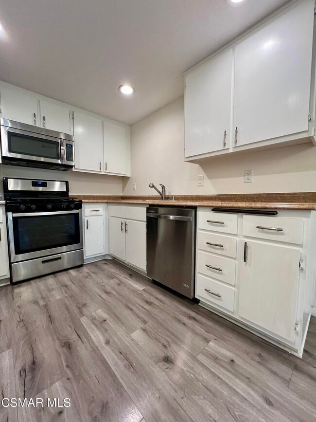 Building Photo - 1342 E Hillcrest Dr