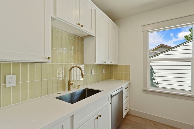 Building Photo - Beautifully updated 2/1 in North Oak Park! Located Close to UC Davis Med Center + MgGeorge Law Sc...