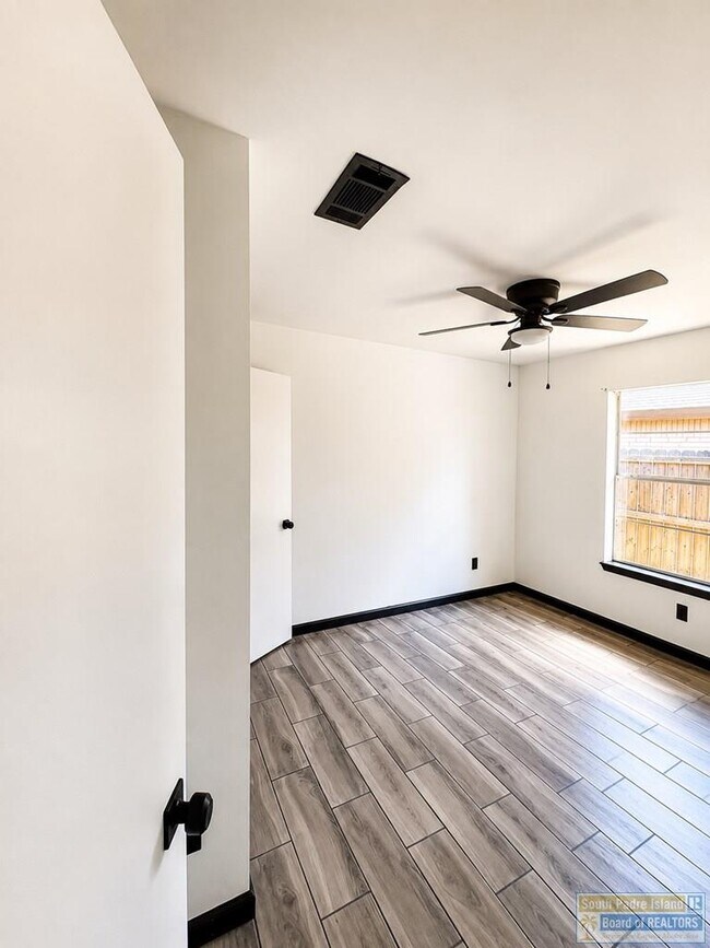 Building Photo - 1209 Mango Ct