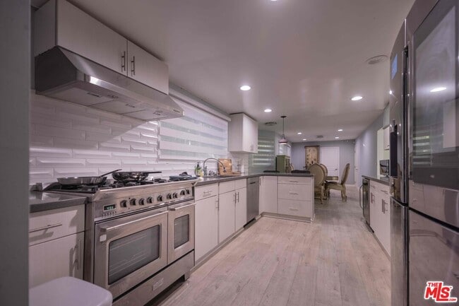 Building Photo - 1121 S Wilton Pl