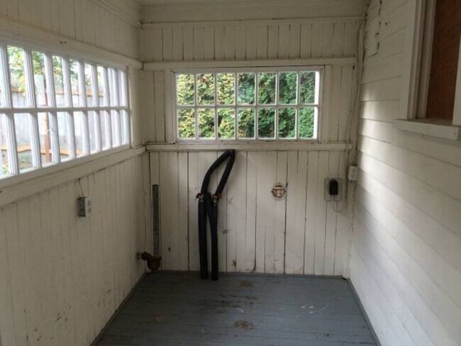 Building Photo - 516 N 6th St