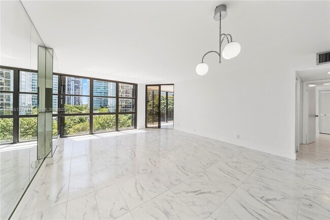 Building Photo - 1925 Brickell Ave