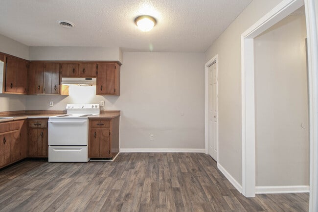 Building Photo - 5-405 Thompsonville Ln