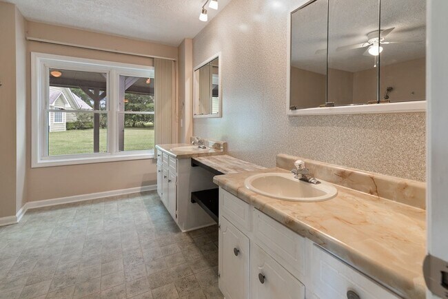 Building Photo - 4410 Goshen Lake Dr S