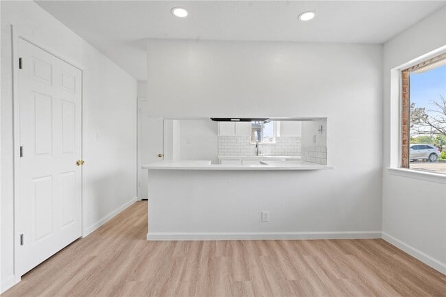 Building Photo - 6112 Hidden Oaks St