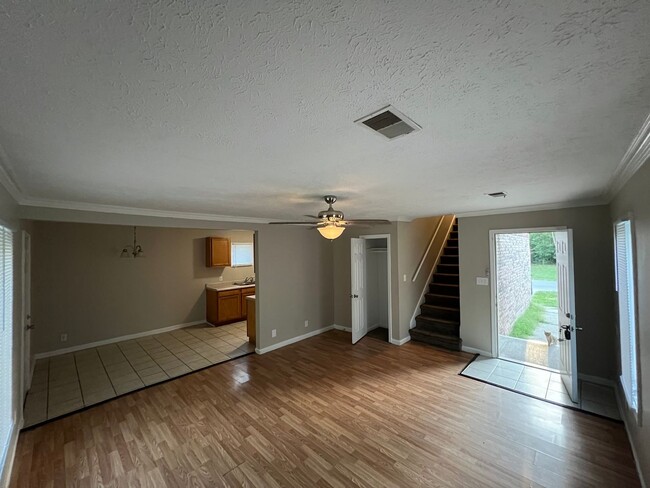 Building Photo - Spacious 3 bedroom 2.5 bath home.