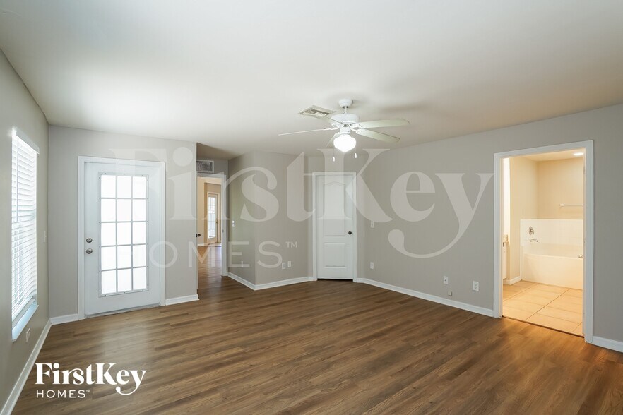 Building Photo - 1002 NE 33rd Ln