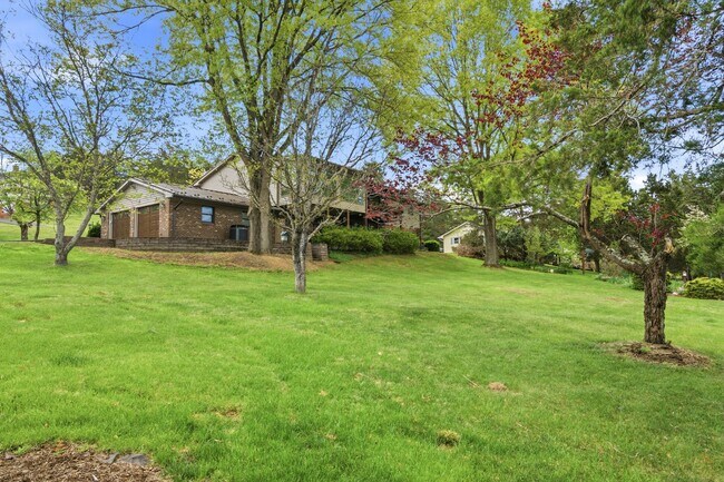 Building Photo - Spacious 5-Bedroom Home in Prestigious Blacksburg Country Club Estates