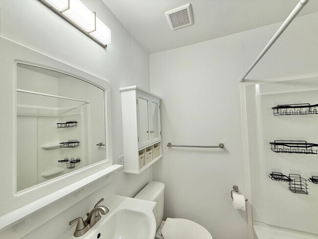 Building Photo - **OFFERING REFUNDABLE APPLICATION FEES & $150 MOVE IN PROMOTION** Newly Remodeled 3BD, 2BA Raleig...