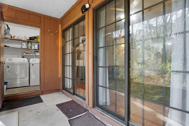 Building Photo - this well-maintained townhome features 2 bedrooms and 2 bathrooms