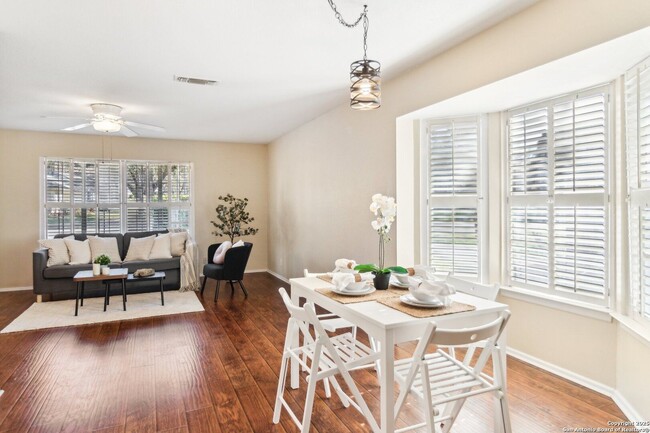 Building Photo - WHISPERING OAKS GARDEN HOME
