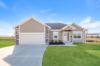 Building Photo - Fantastic 4bd/3ba home! Coming soon!