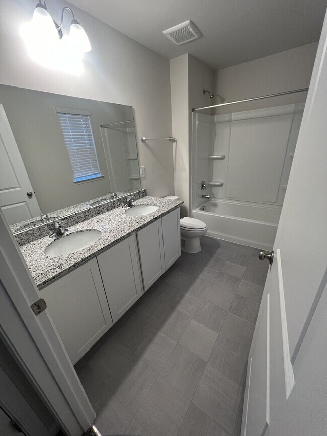 Building Photo - Wilderness Shores Dream Home - 4bd/2.5ba Single Family Home