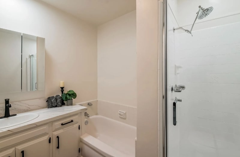 Building Photo - 220 E Live Oak St