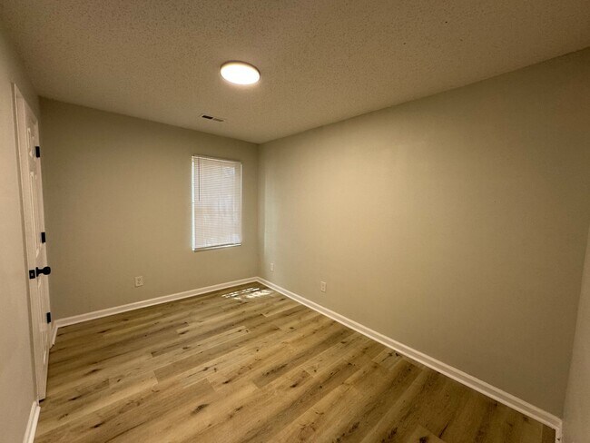 Building Photo - 3bed/2bath freshly renovated home!