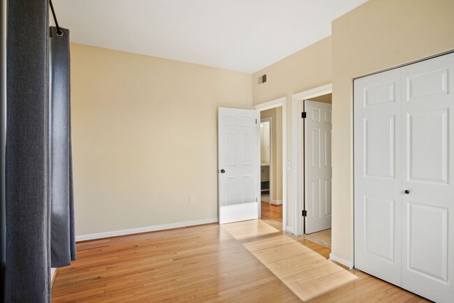 Building Photo - Spacious Top Floor 2 bed 2 bath in the hea...