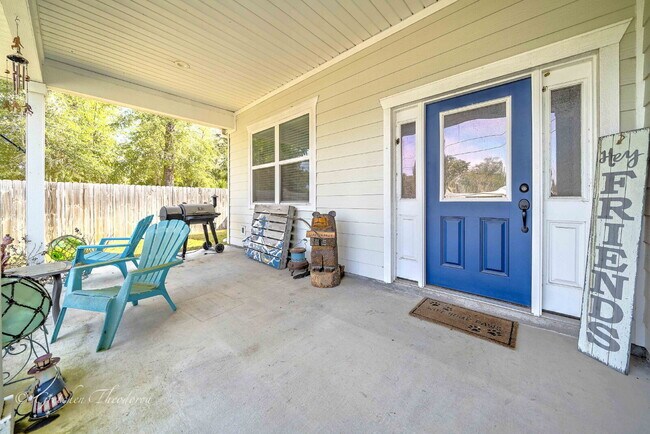 Building Photo - "Charming 3-Bedroom Oasis with 2 Baths and...