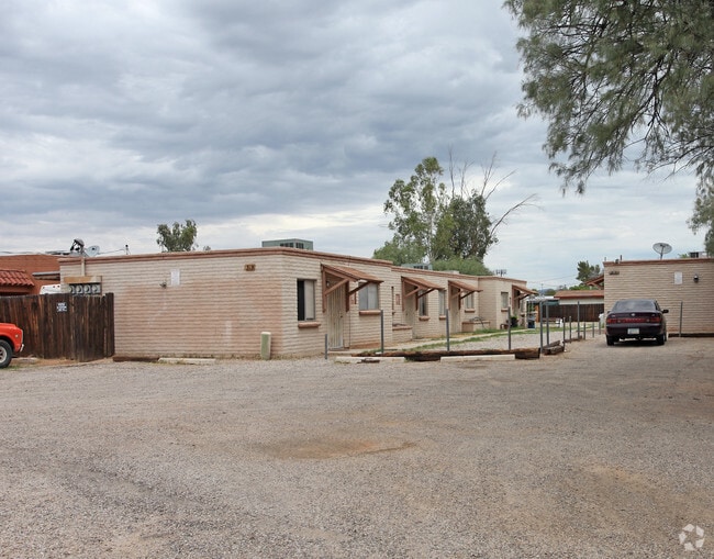 Building Photo - 315-319 E Blacklidge Dr