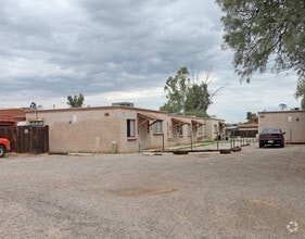 Building Photo - 315-319 E Blacklidge Dr