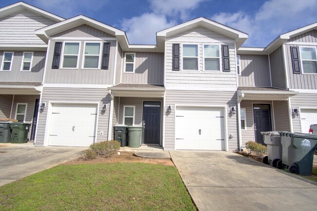 Primary Photo - Beautiful 3 Bedroom Townhome with 2.5 Bath...