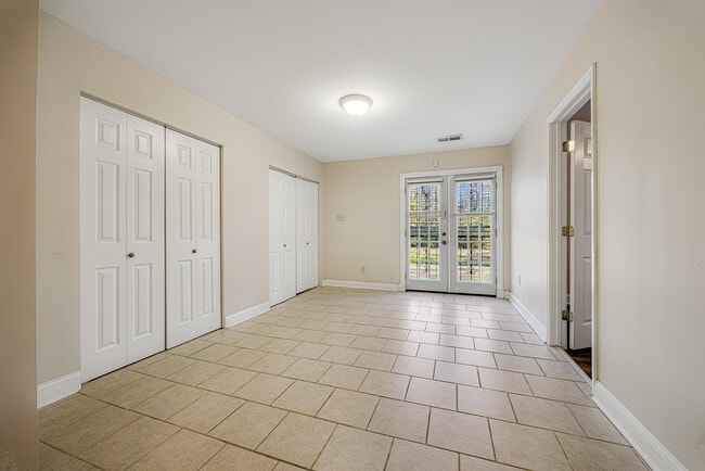 Building Photo - 672 Watson St