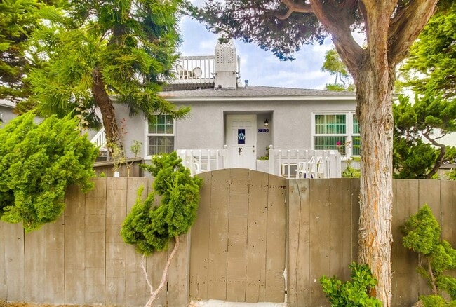 Building Photo - Price drop! Cozy Home Between Mission Beach and Mission Bay with Parking and Rooftop Deck!