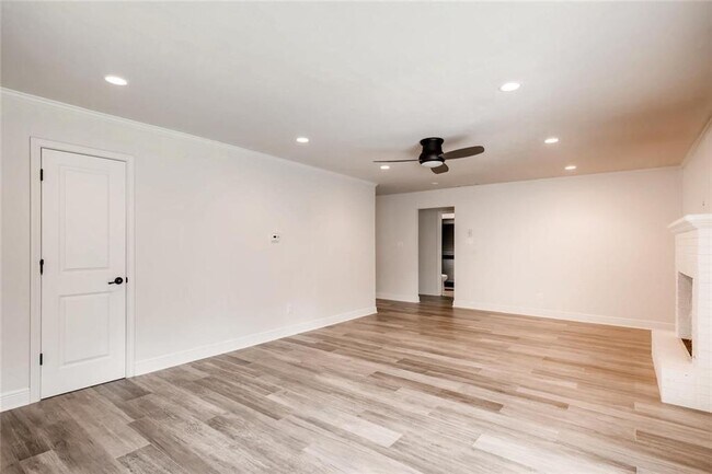 Building Photo - 11401 Oak Knoll Dr