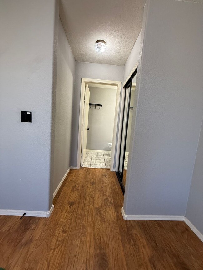 Building Photo - 2 Bedroom, 2 Bath Split Floor Plan Great L...