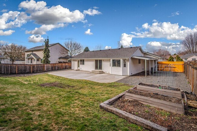 Building Photo - Hayden Rancher with RV parking
