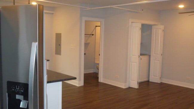 Building Photo - 850 N State St