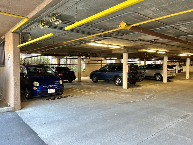 Tandem Parking - 5540 Owensmouth Ave