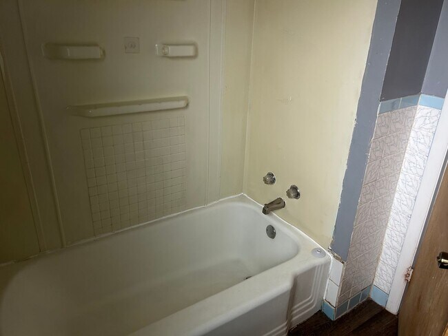 Building Photo - 2 Bedroom House