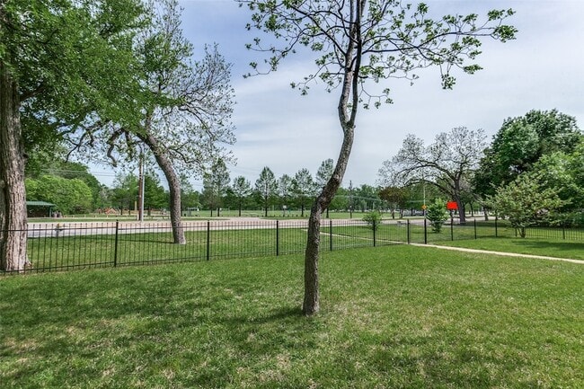 Building Photo - 9551 E Lake Highlands Dr