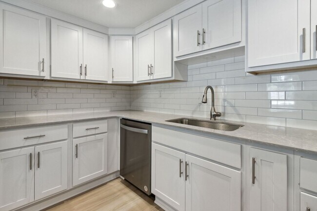 Building Photo - Small Duplex on Amelia Island