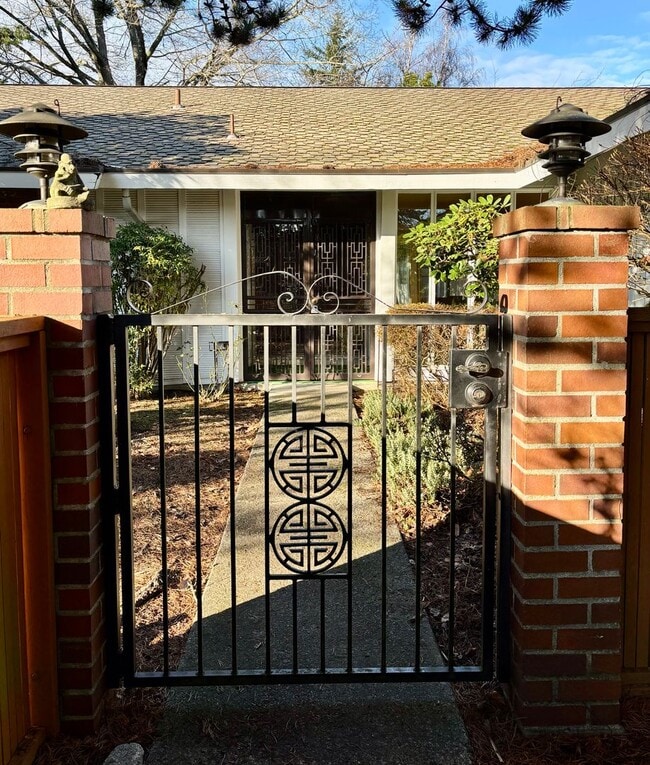 Building Photo - 3 Bed / 2.5 Bath Bellevue rambler $3,895/month